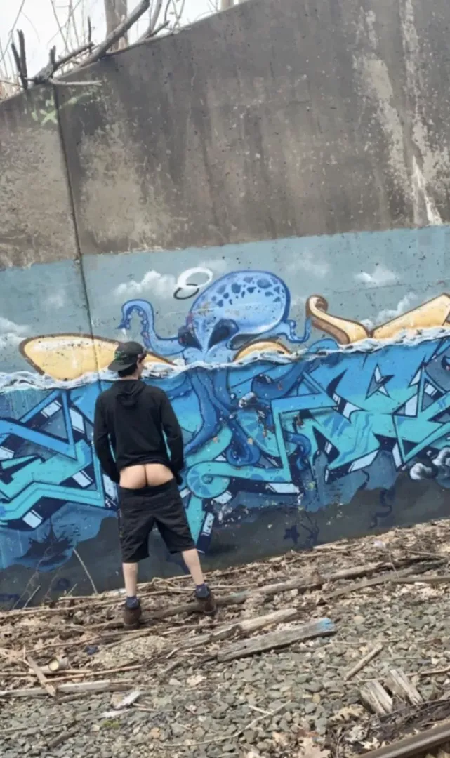 Blue octopus graffiti wall 🦑