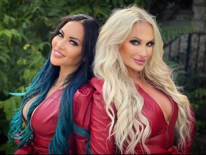 Blue or blonde hair