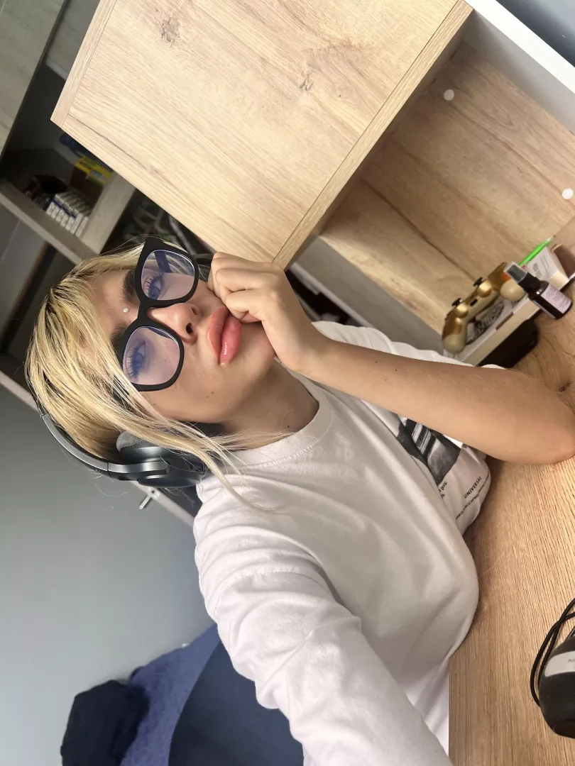 boooring who wants to come online with me??