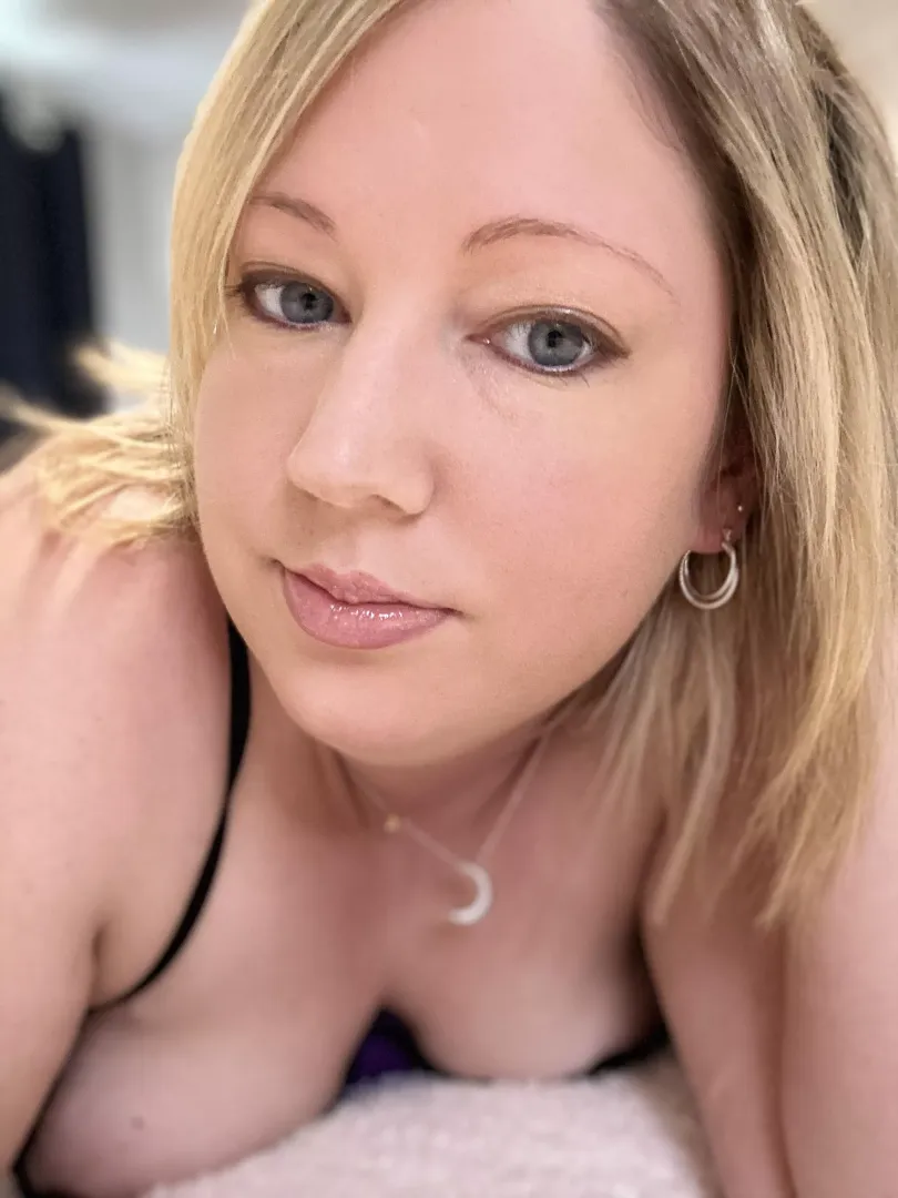 Bored today. Love the attention I get for my eyes 🥰🥰