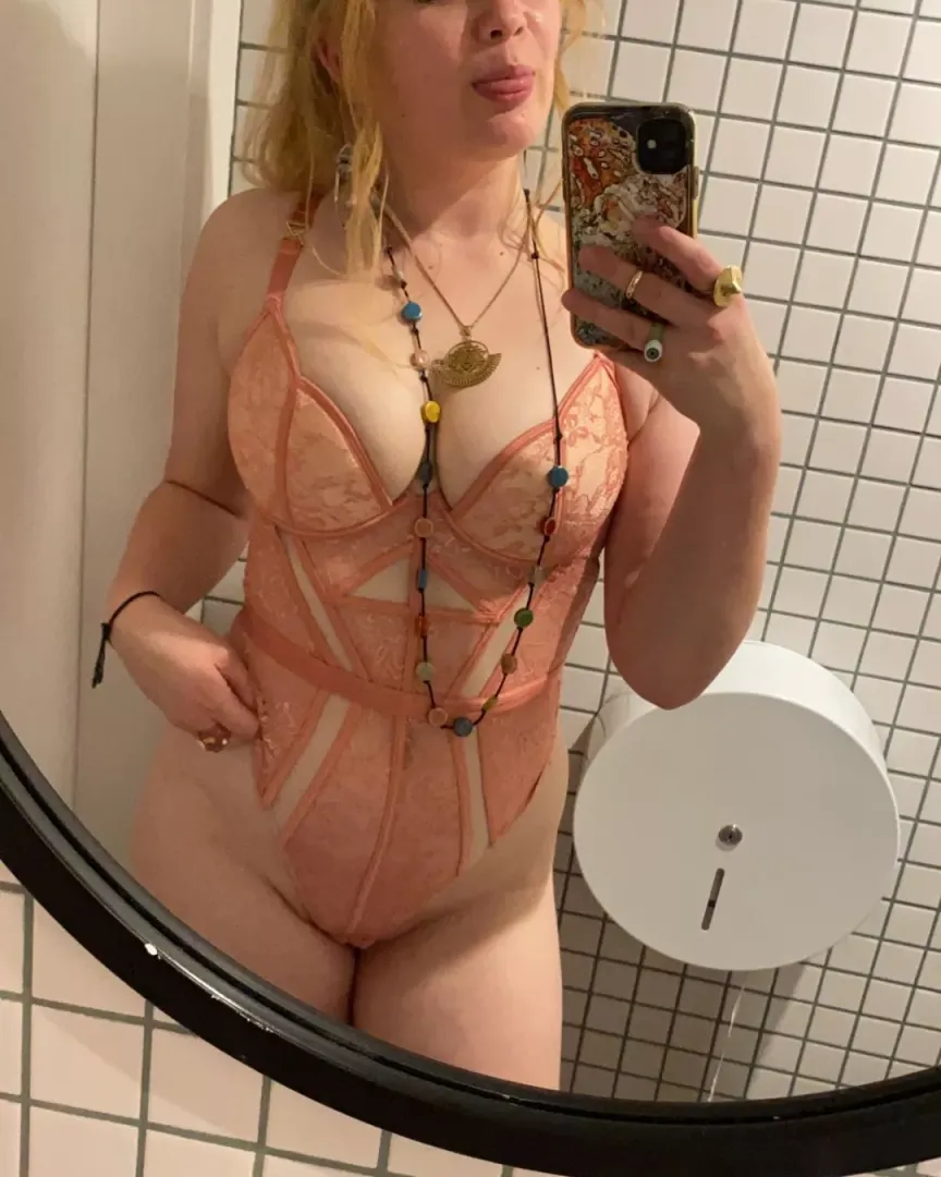 Boyfriend is on his way home, can someone turn me on quick?