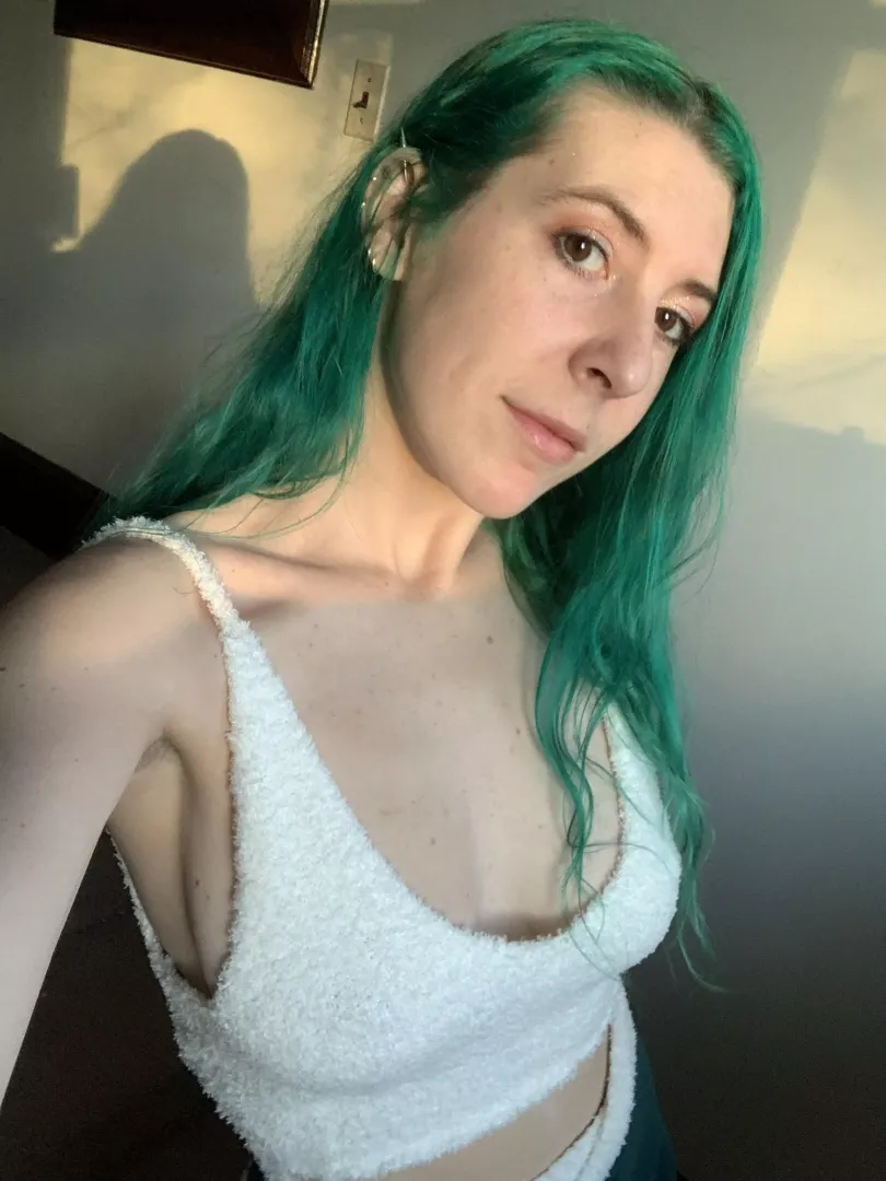 Braless cleavage