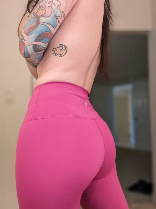 Bright pink Lulus 💕