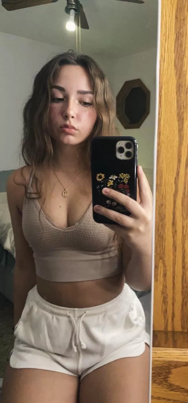 Brunette Babe Mirror Pic