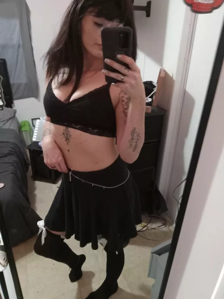 brunette goth mommy here too take care of you😈🥵