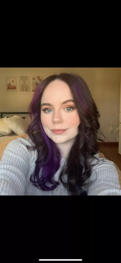 Brunette with a pop of color >>