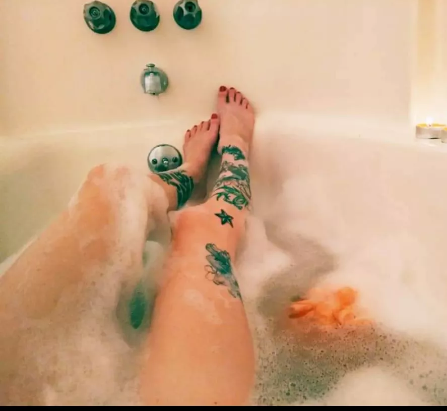 Bubble bath legs 🫧