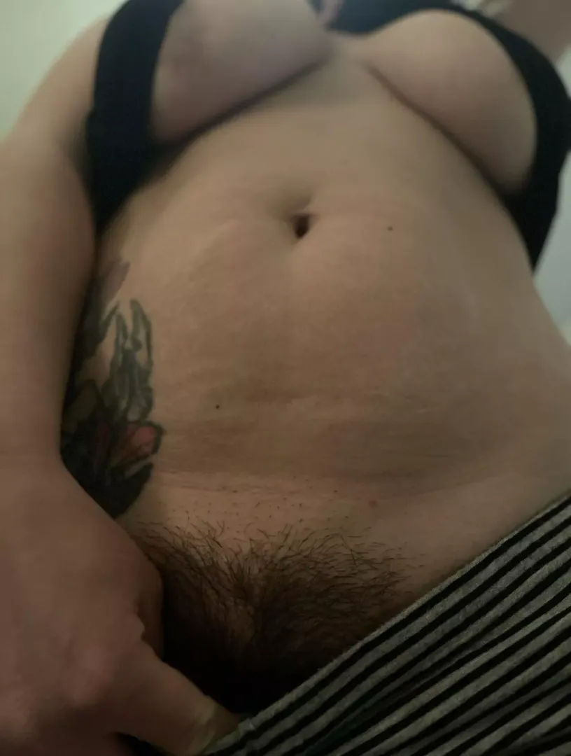 Bush and boobs and a mom bod? What more could you ask for?☺️