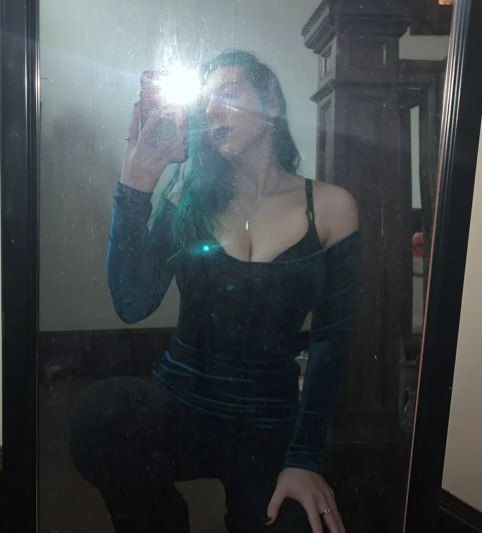 Busty mirror selfie