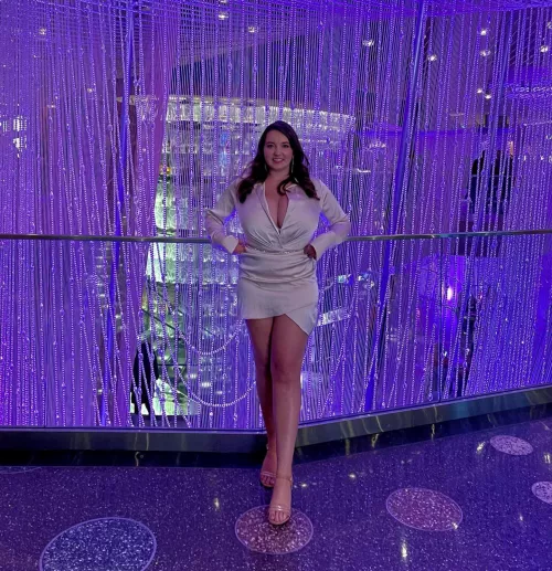 Busty Vegas beauty bursting out her dress