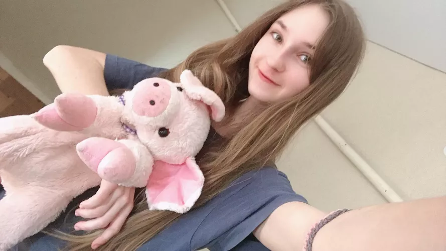 Came back to my parents house and found my favorite piggy 🐷 that I've been sleeping with since I was 4 years old. Now i wonder if i should take that  buddy with me haha.