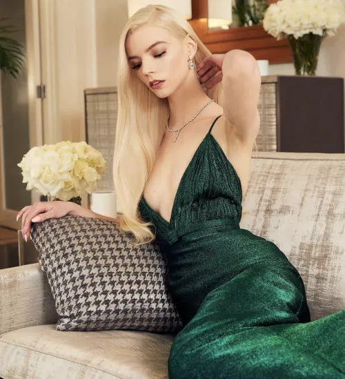 Can anyone dominate me as Anya Taylor-Joy, Elizabeth Olsen or Madison Beer and maybe even make me eat my own cum?