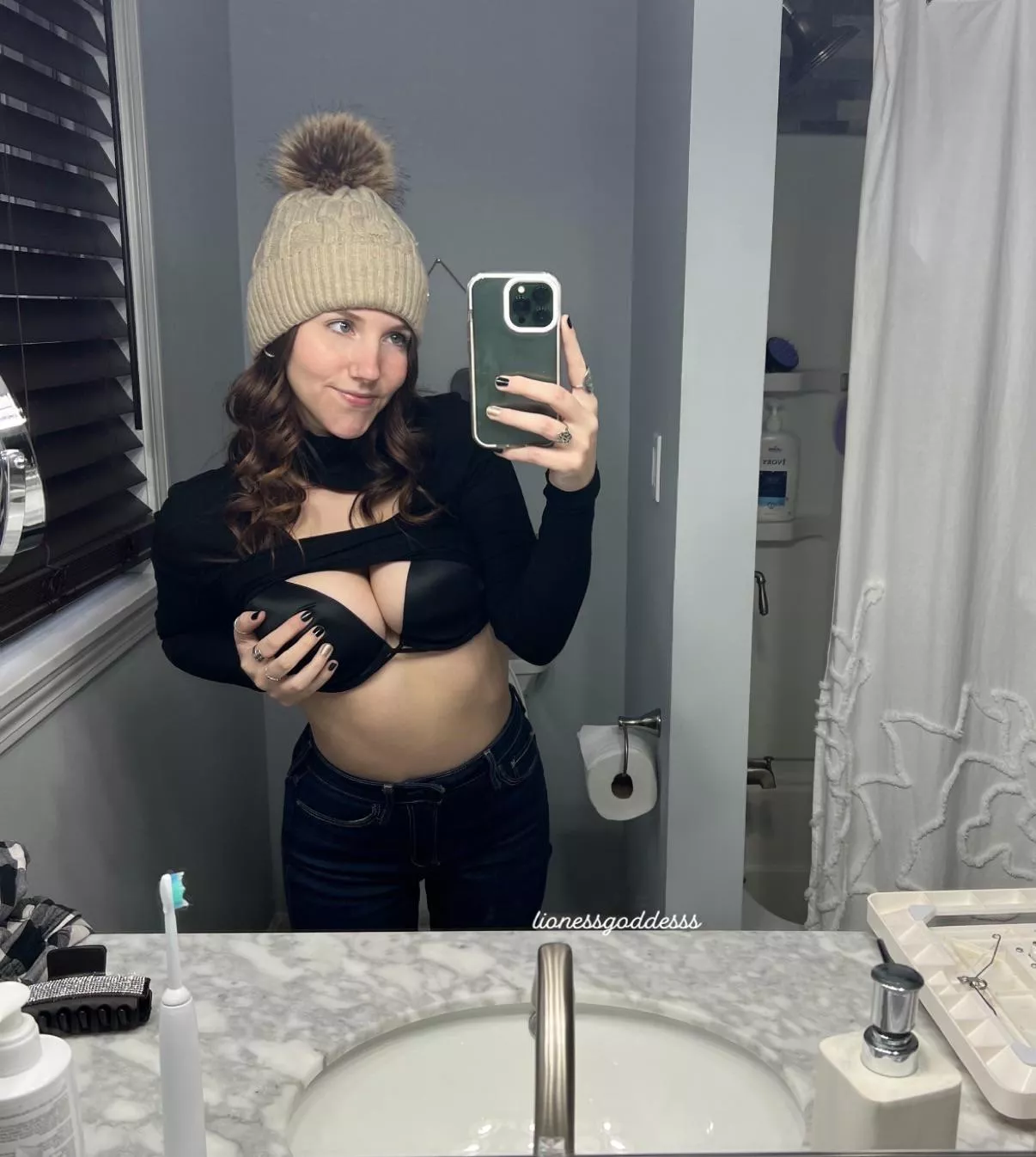 Can I be your new years kiss?💋