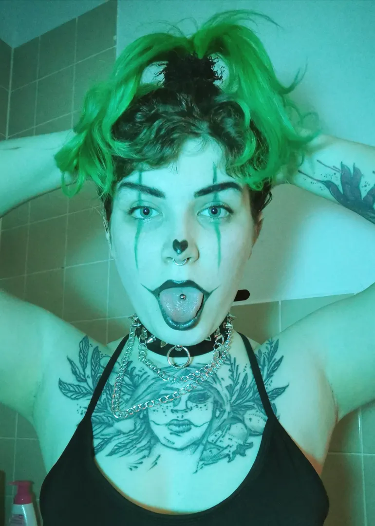 can I interest you in a silly clown gf? 👅🤡