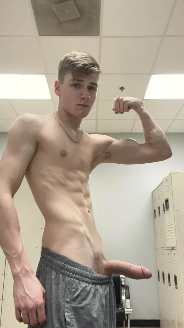 Can I make you cum in the locker room? 💦