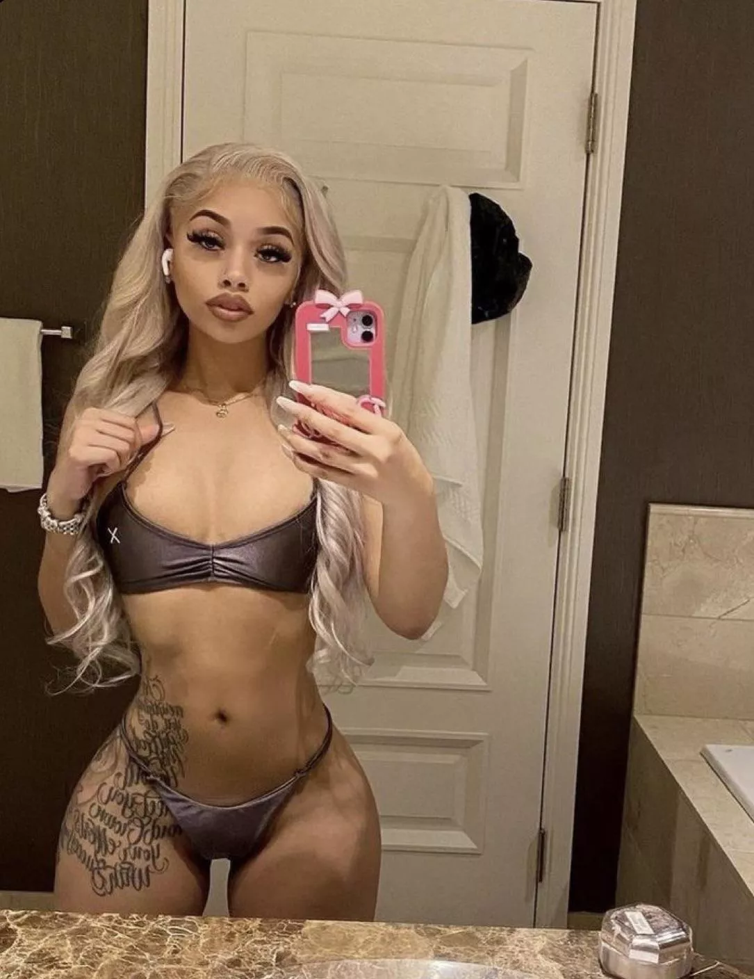 Can someone send me pics of irl girls to jerk off to