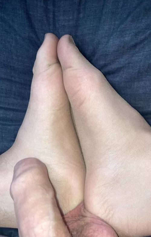 Can we cum on my feet together?