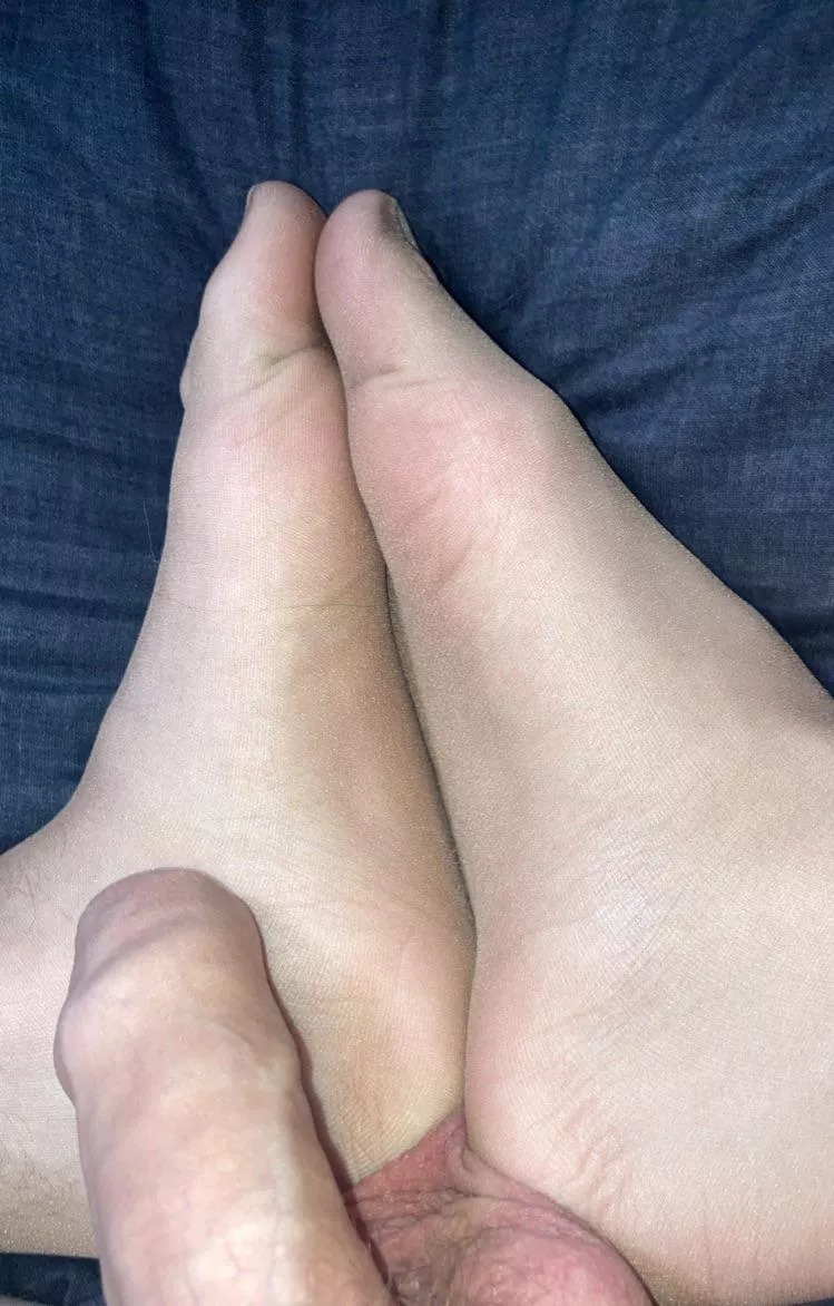 Can we cum on my feet together?