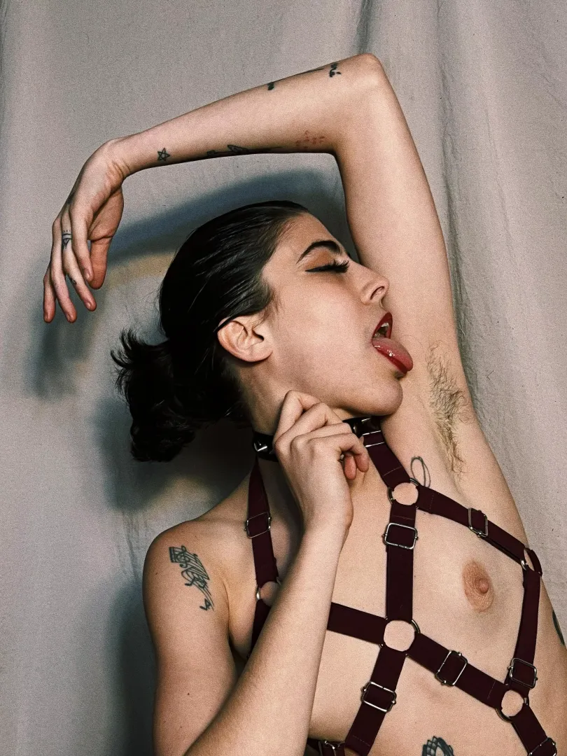 can you imagine the scent of a tasteful Goddess armpit like mine?