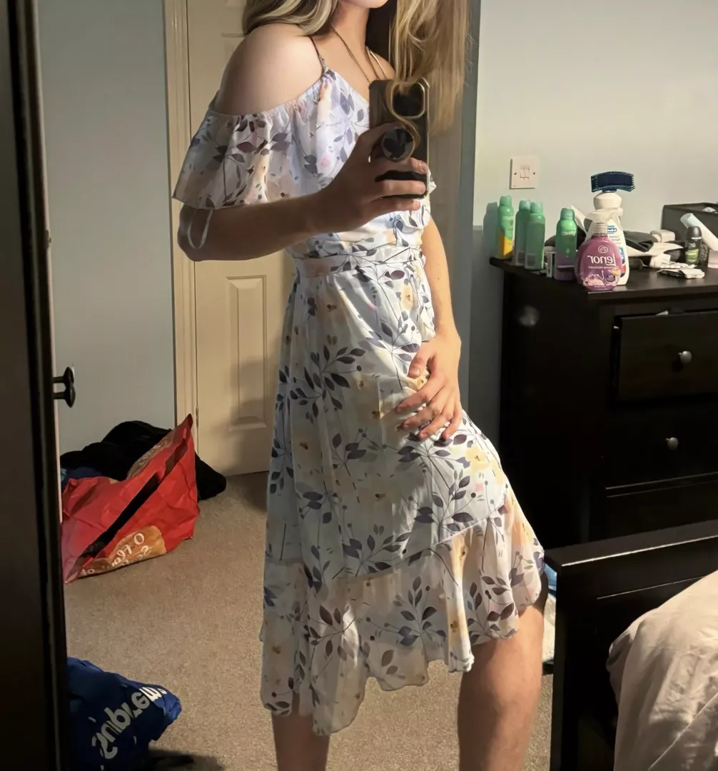 Can’t stop wearing this dress! This time, no tights ☺️