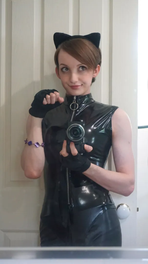 Catwoman is technically a catgirl right?😸