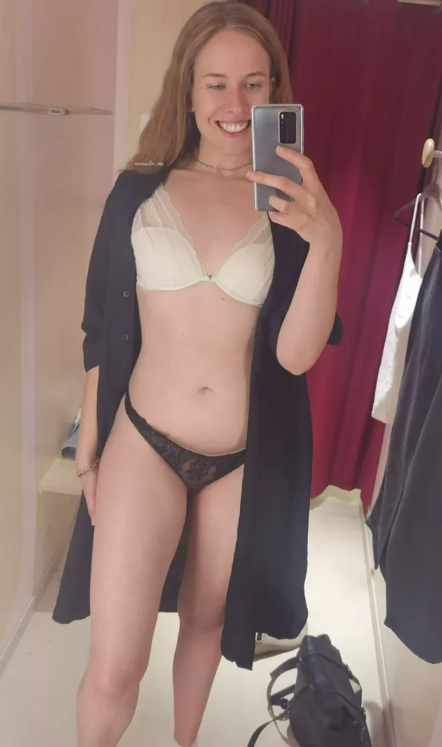 Changing room selfies are fun 🤫