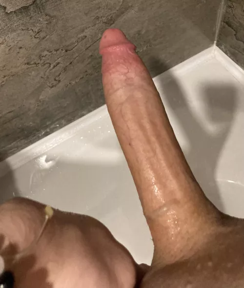 Check out the shadow it throws …not on the exes of my gf but the real shadow …looks nice doesnt it ? 🤫