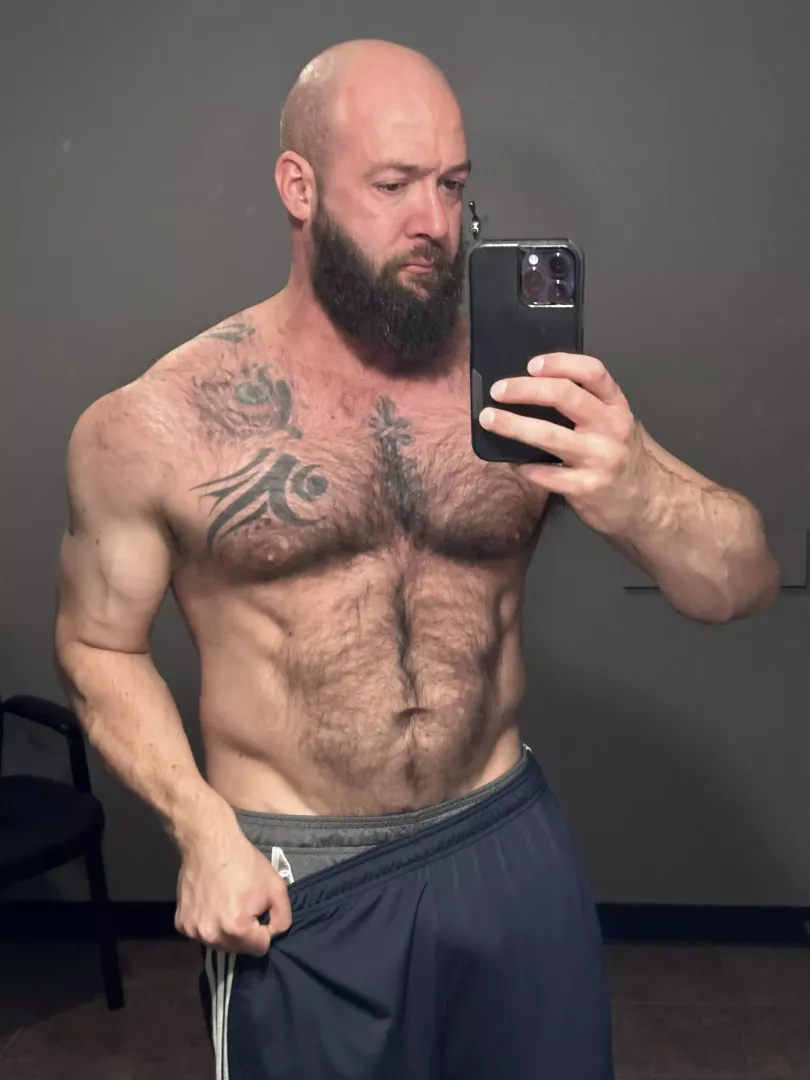 Chest porn 😈