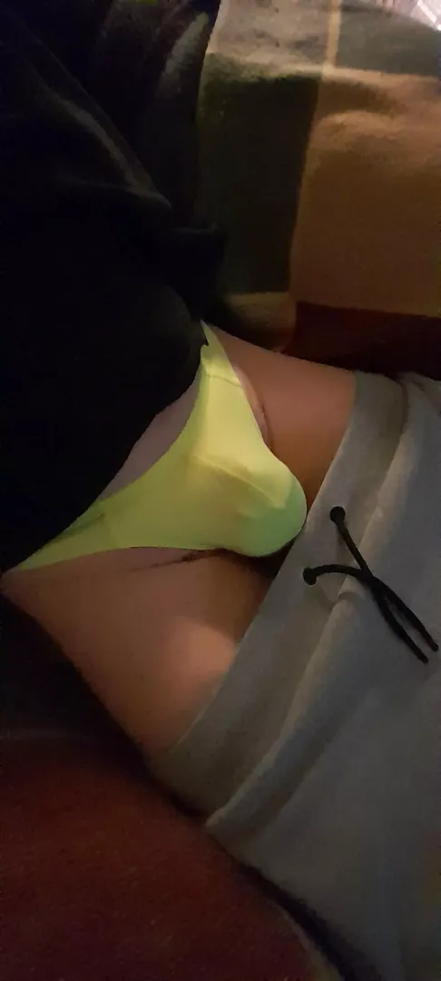 Chill in thong