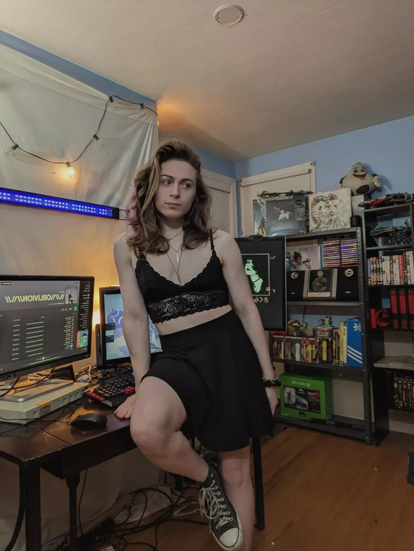 chillin in my room :3