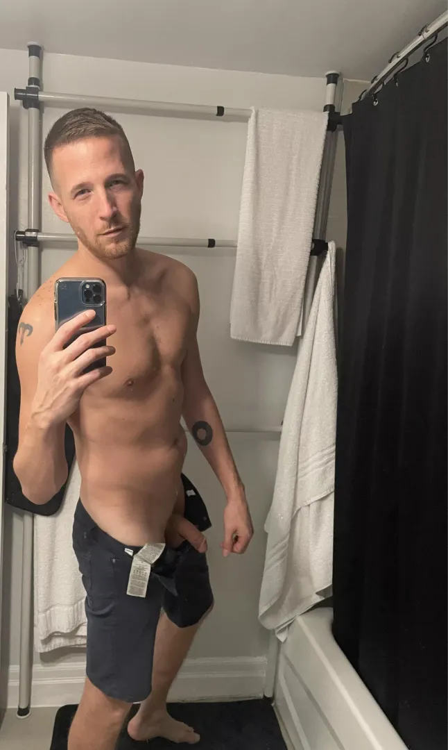 Chillin in the Bathroom. [39] Bro’in in the mirror. Lol 😆 happy Sunday guys! .