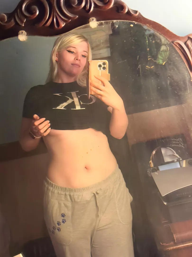 Chubby trans girl tummy? 👀