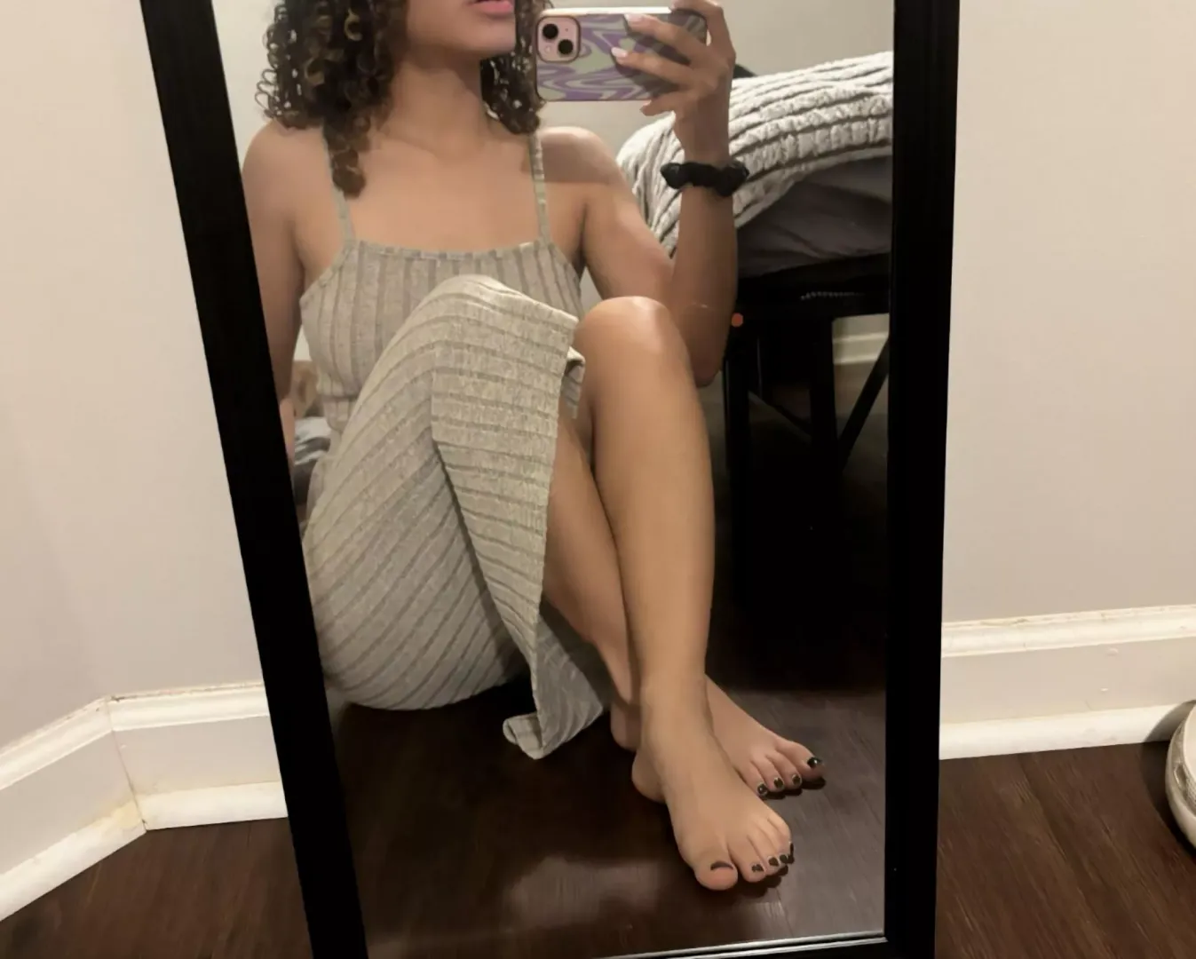 Cis girl 🖤😊 i love making sissies worship my feet and fuck them right after