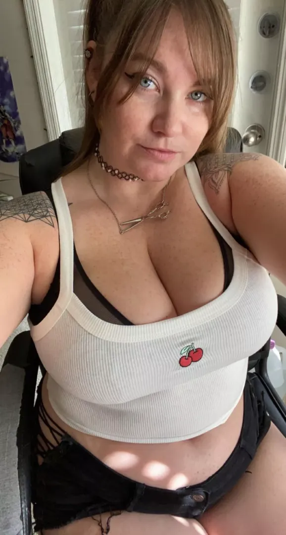 Cleavage for days 😌