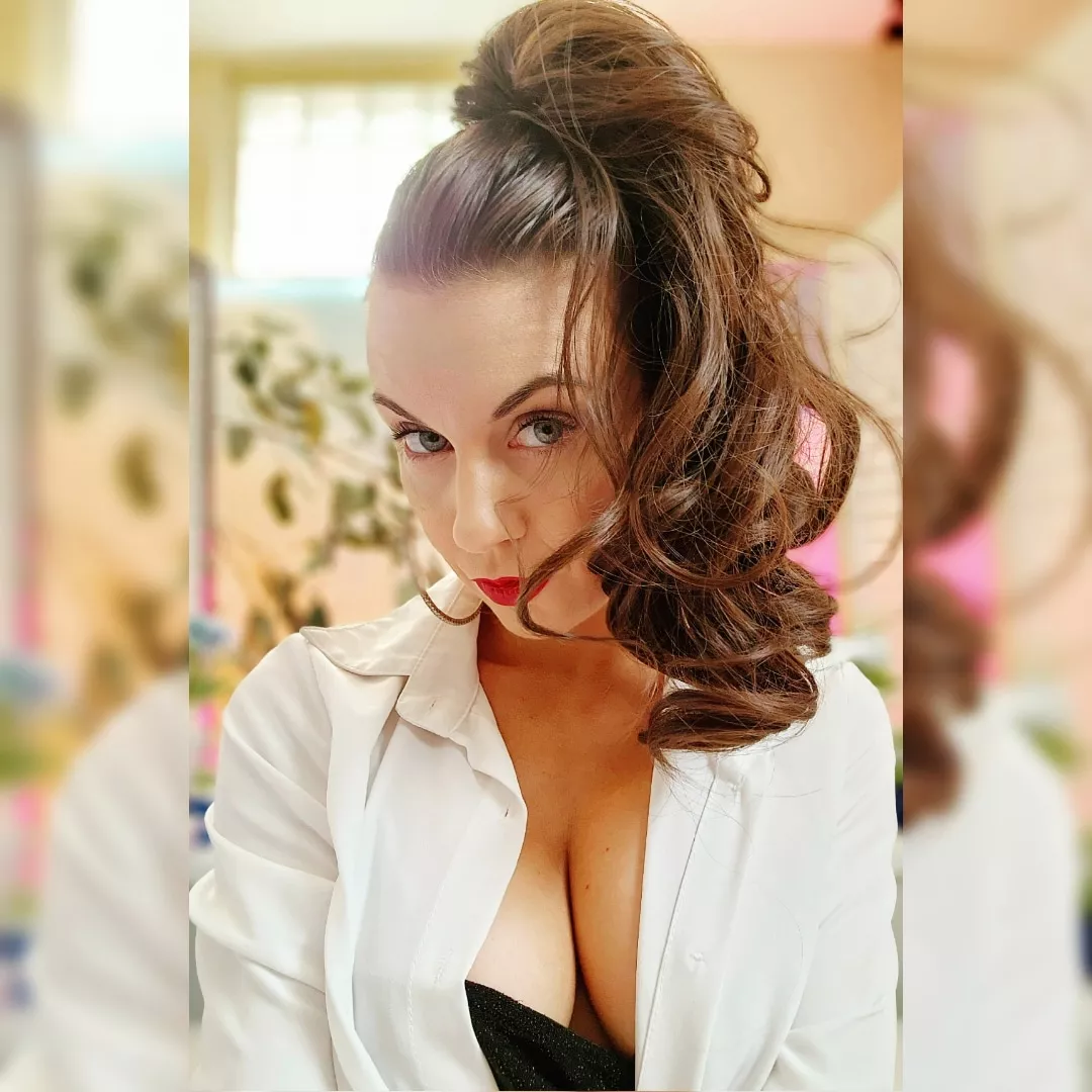 Cleavage selfie