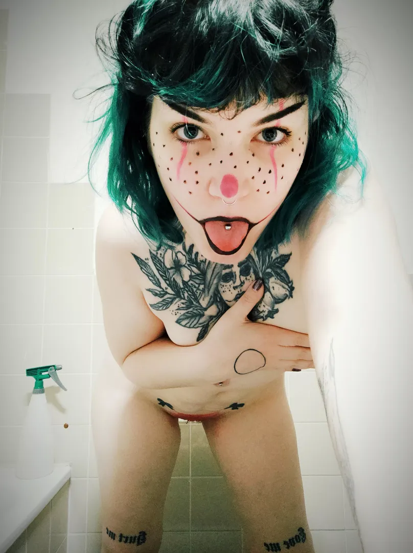 clownie cumming through! (yes that is hair dye on my pubes 👀😇)