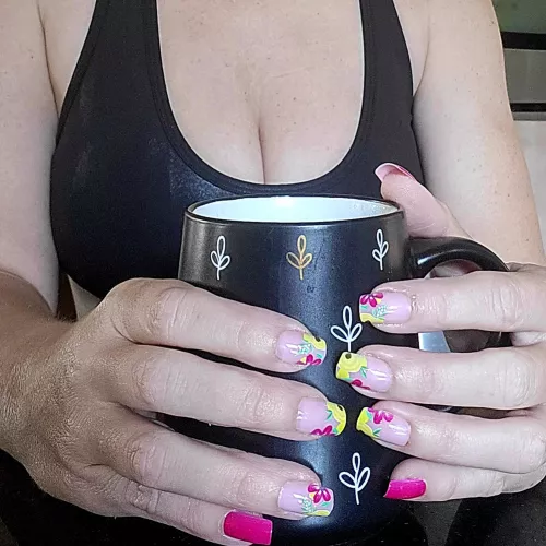Coffee ☕️ and cleavage 😋 