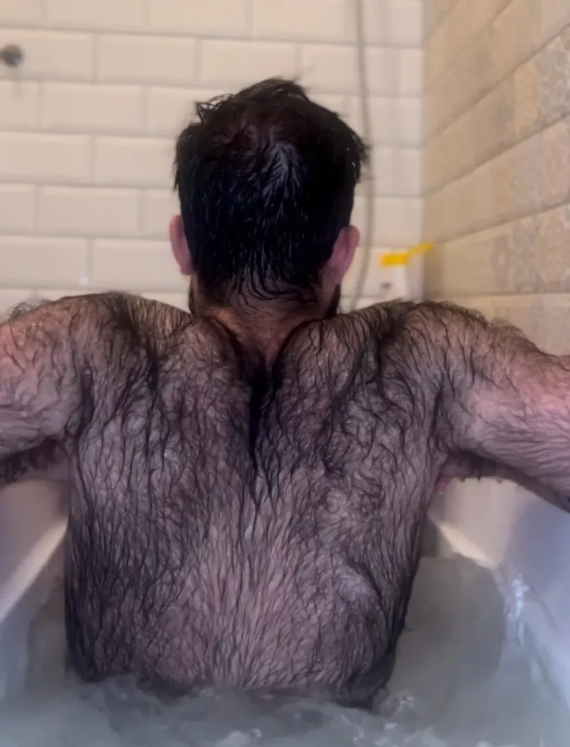 Come and give my a massage on my hairy back 😈🥵
