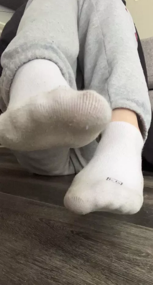 come get a face full of my smelly little socks!