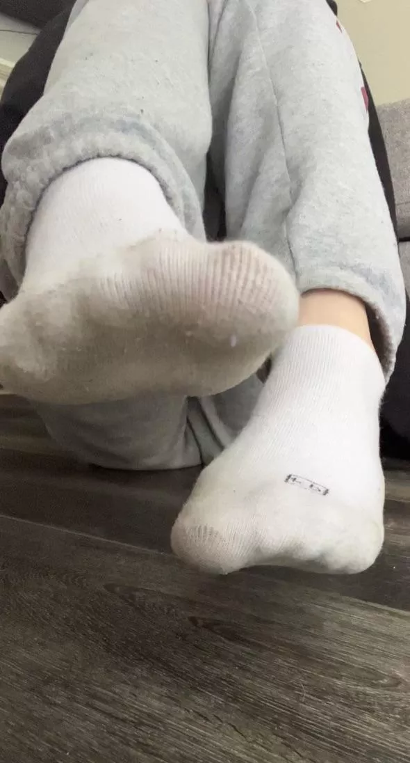 come get a face full of my smelly little socks!