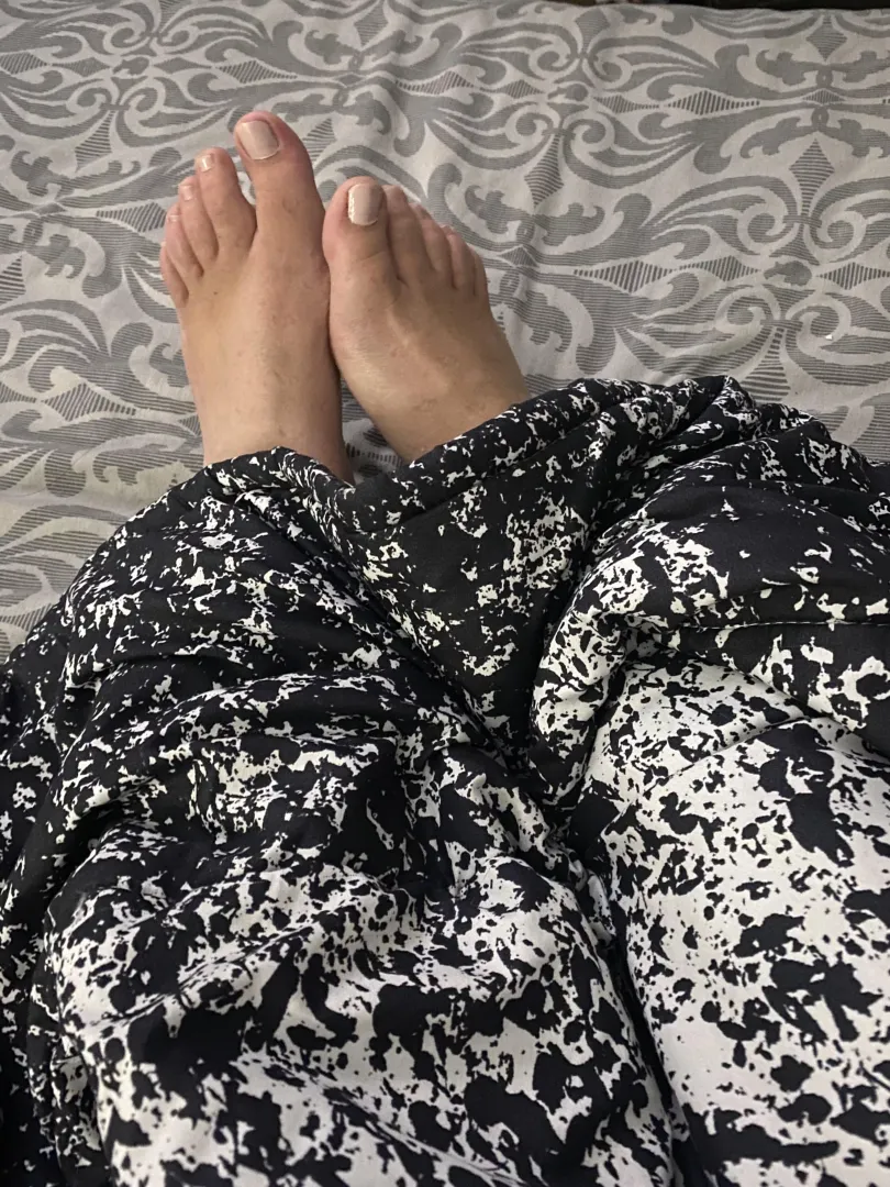 Come get ready for bed with me.. (you can still see my sock prints)