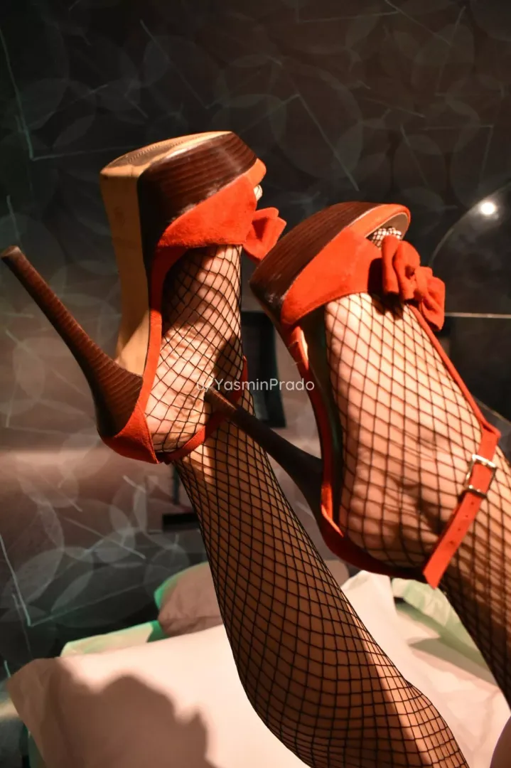 Come get under my heels and serve your Queen 👑