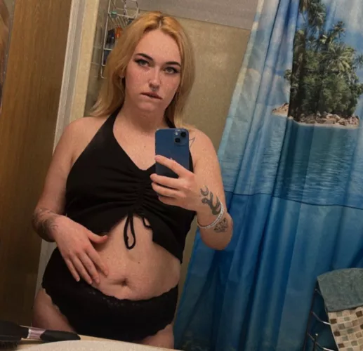 Come join its free ppv content available and I offer customs fetish friendly content and sexting sessions 😉