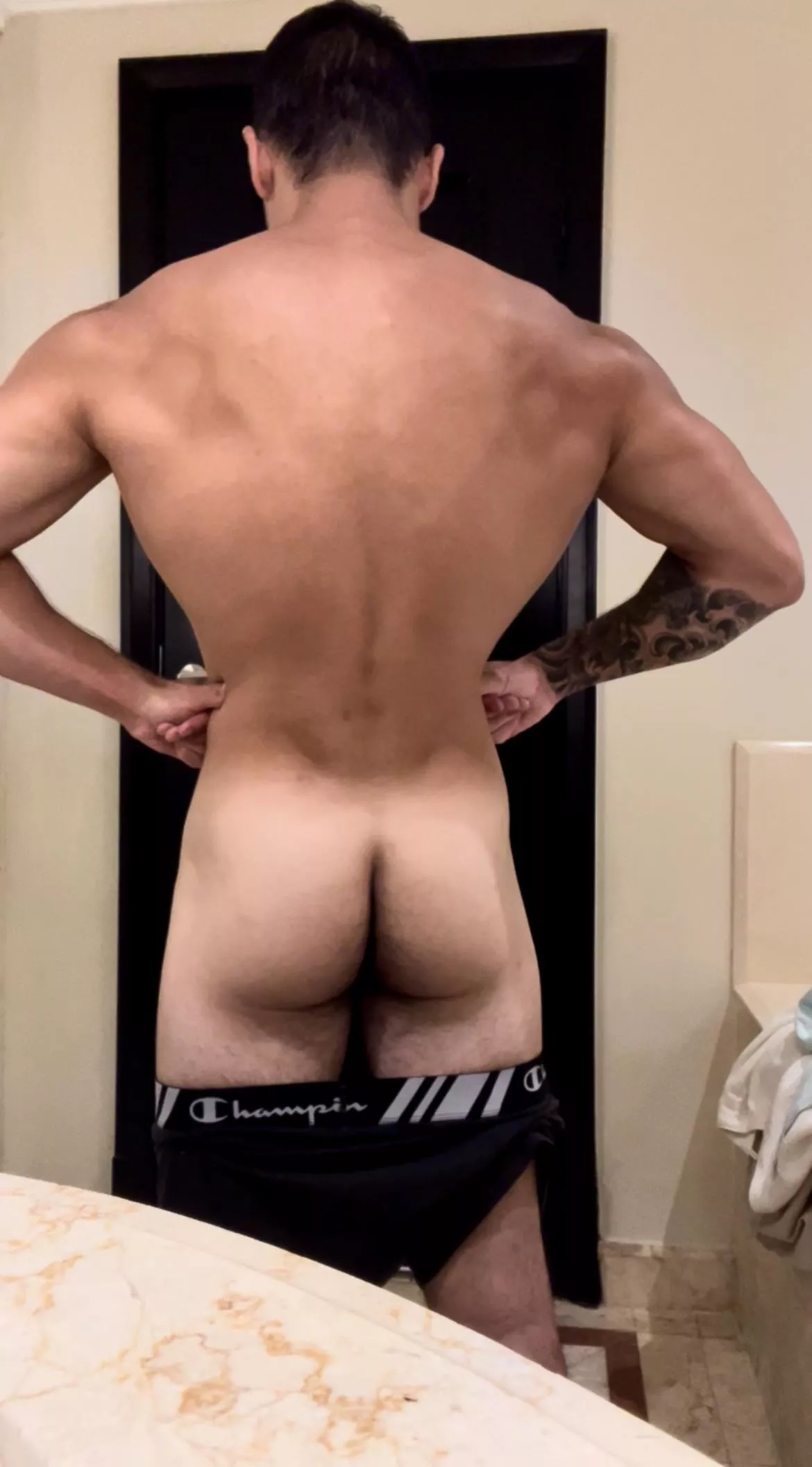 Come lick my pale muscular asscheeks 😈😈