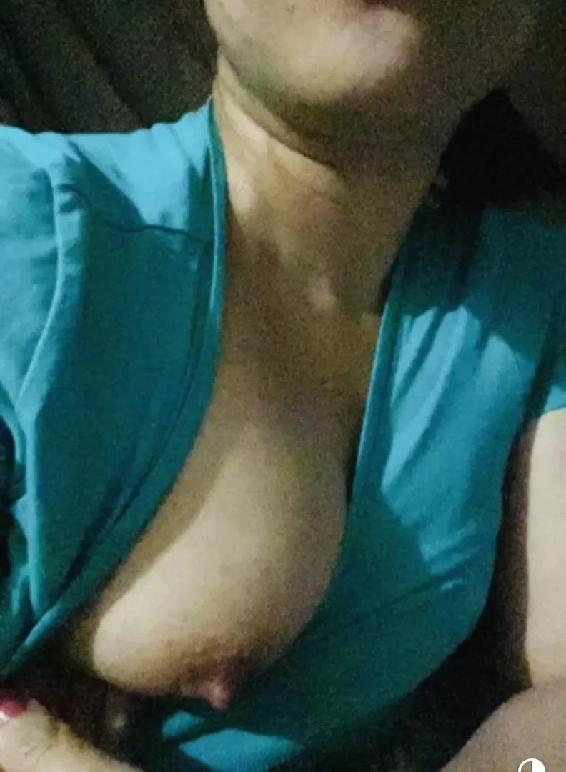Co(m)e, peek a boob