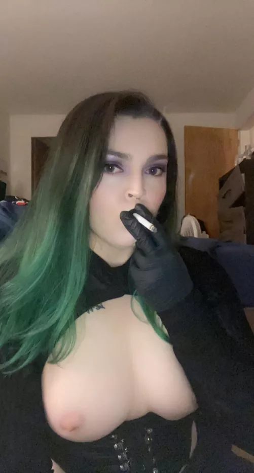 Come smoke with me😈