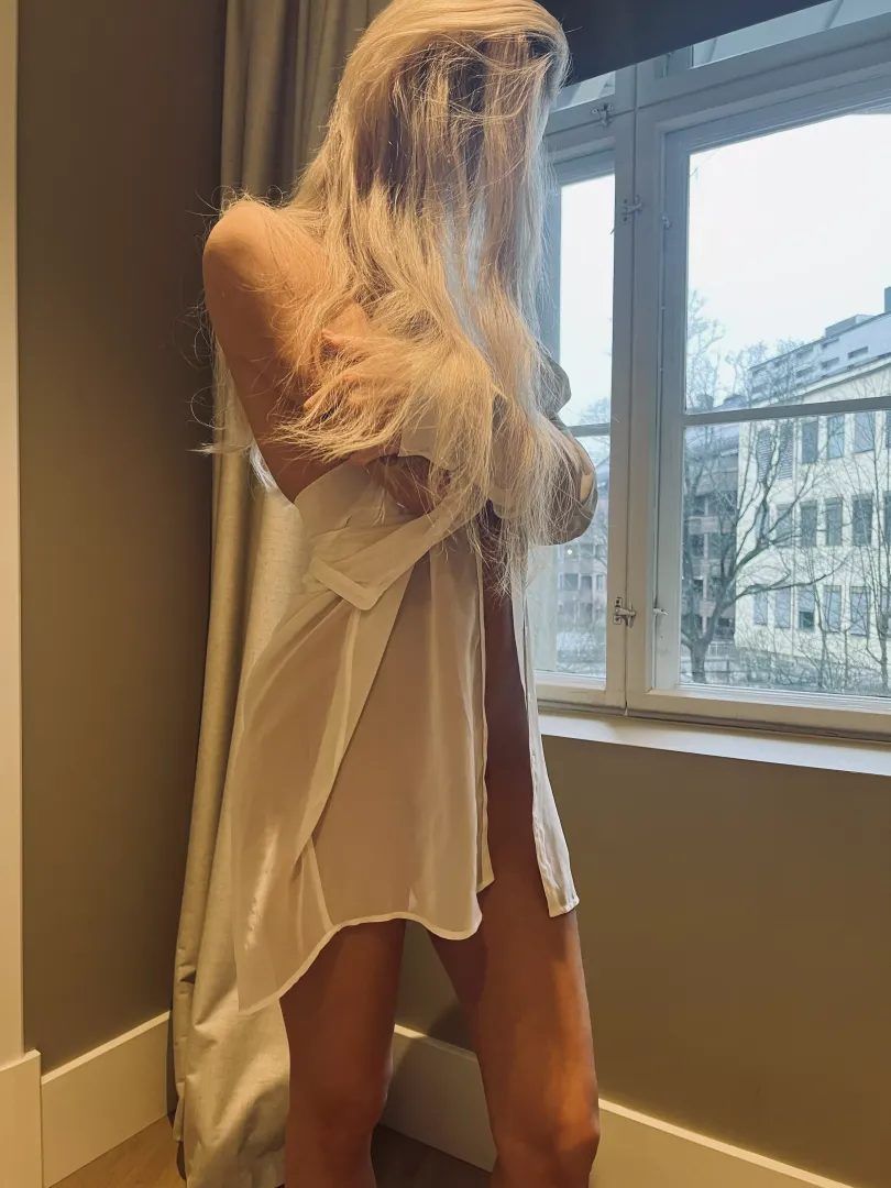 Come undress me and devour my pussy