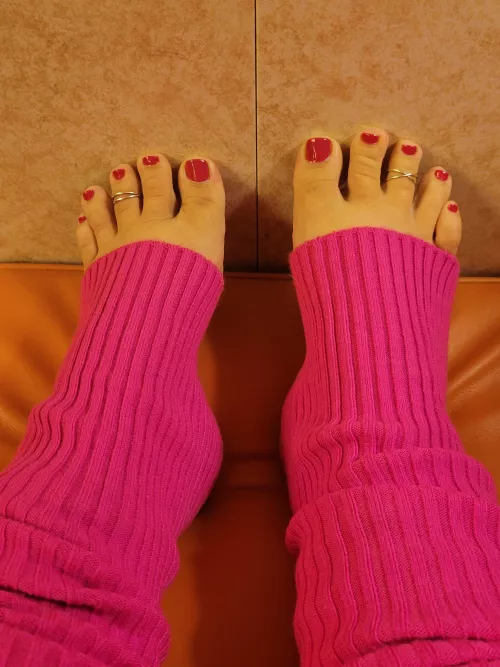 Come warm my toes with your cum 😊
