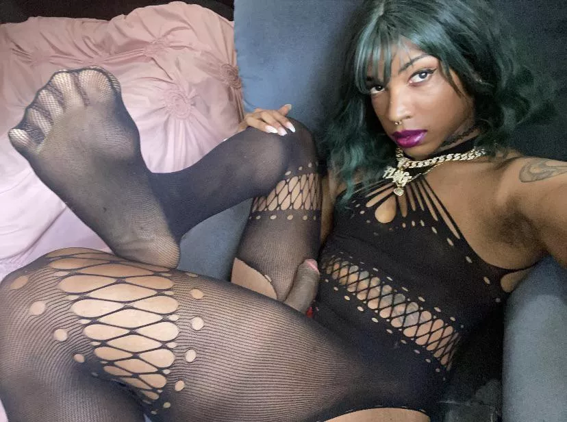 Comment if you would worship my feet to get to my dick baby..