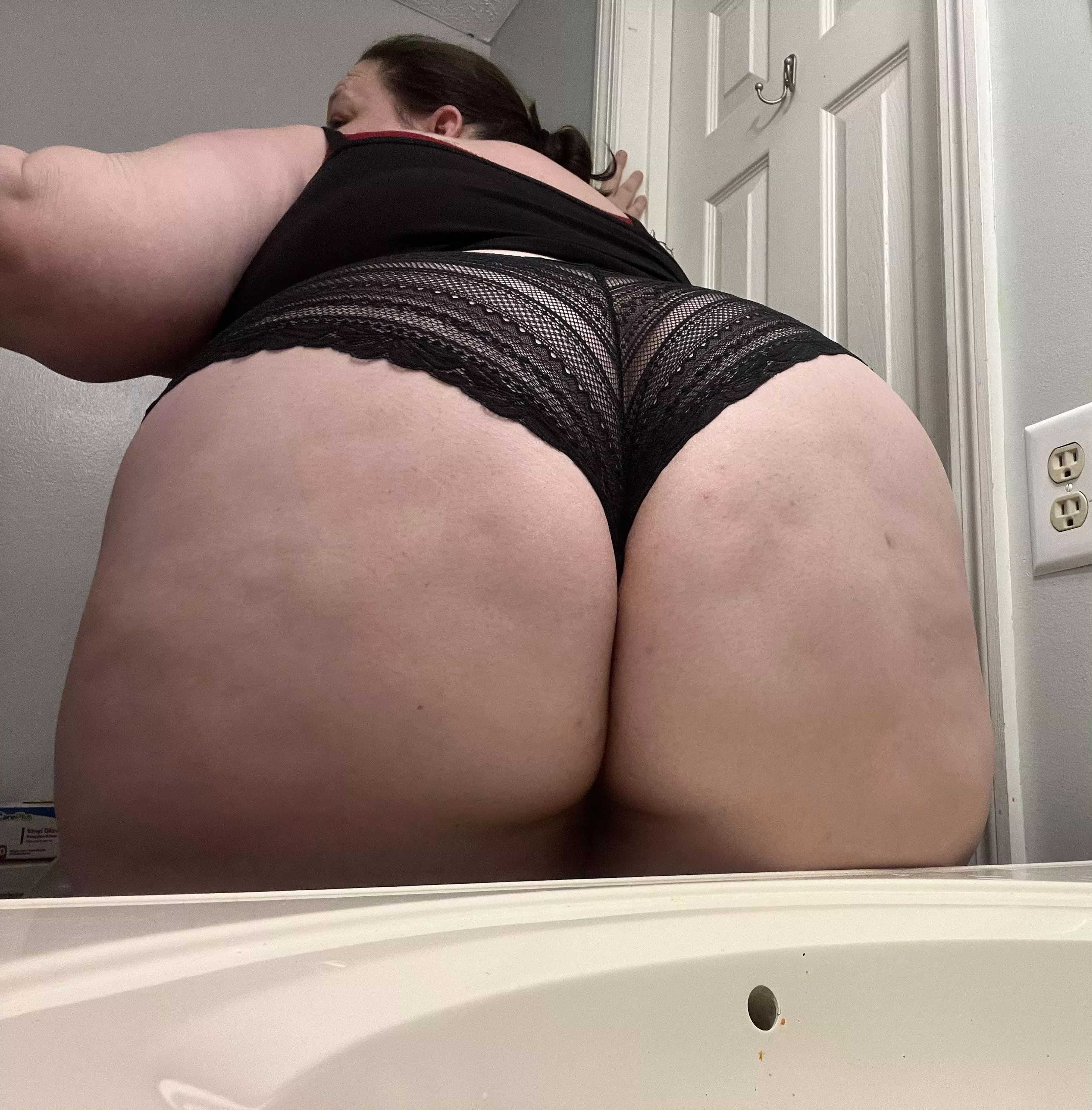 Comment 😘if you’d kiss this 🍑